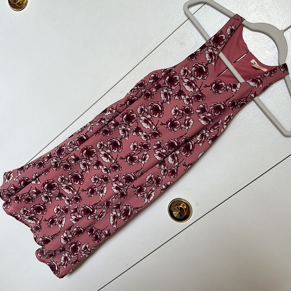 Pink round neck dress with pink floral design. Best worn with nude or pink heel